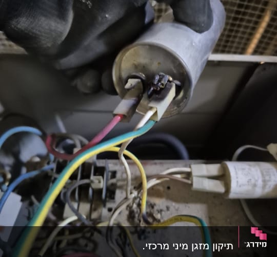 חיווט ותיקון רכיבים במערכת מיזוג אוויר